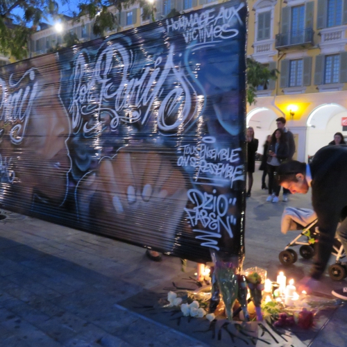 Attentats Paris, hommage silencieux place Garibaldi, graffeurs Les Gringos, Faben, Dzio